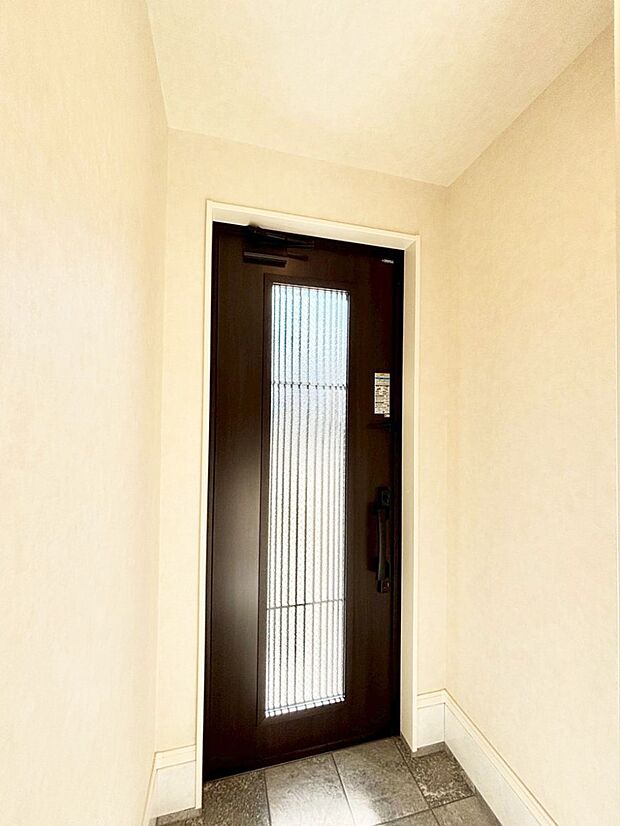 明るい玄関はお客様をお出迎えするのにぴったりです!