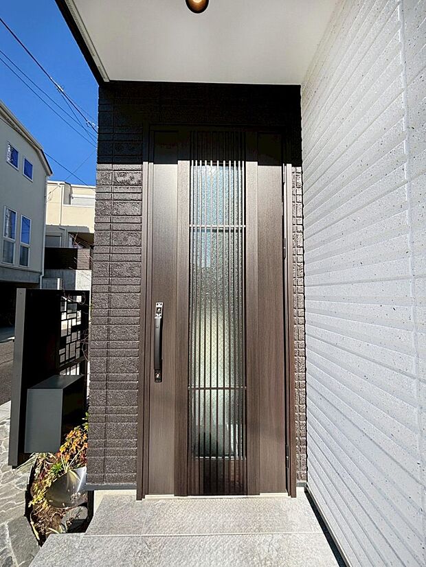 大切な家族、来客を出迎える玄関。