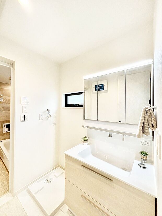 清潔感のある快適空間です。毎日の身支度も気持ち良くお使い頂けます。