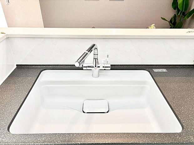 広々としたシンクでお料理やお皿洗いもラクラク快適に!