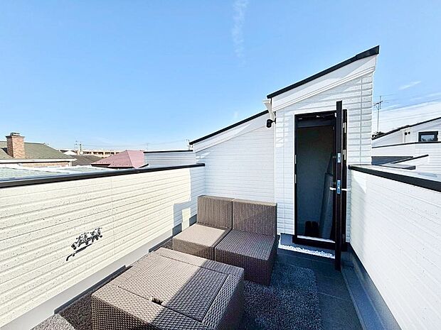 おうち時間が充実しそうな開放感を感じられる屋上テラス