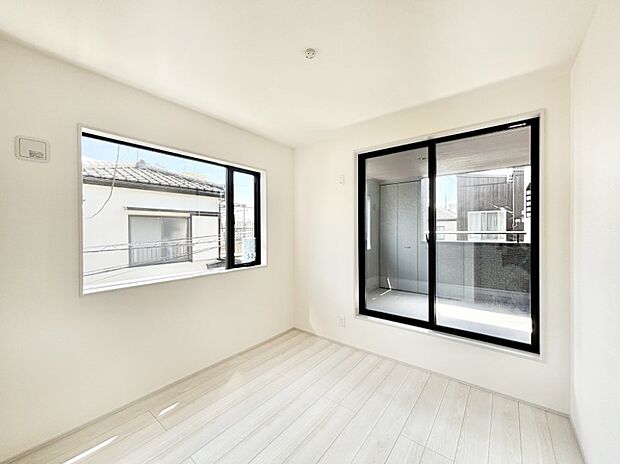 明るいバルコニーサイドに洋室を設置。目覚めの良い寝室に。 