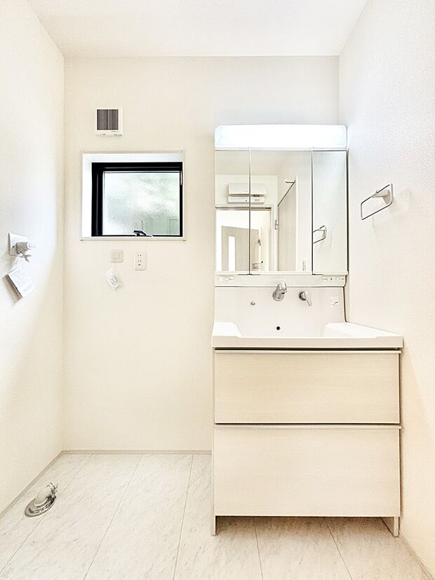 収納力と機能性に優れた洗面化粧台