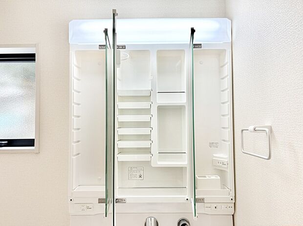 三面鏡の裏に、化粧品や衛生用品などを収納可能。洗面台をすっきりと保ちます！  