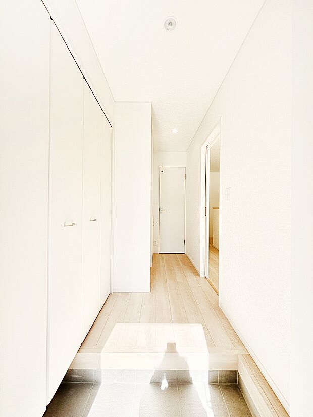 ご家族やお客様を気持ちよくお出迎えできる穏やかな雰囲気の玄関です。