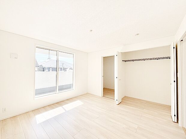 バルコニーが明るさと開放感を演出!朝スッキリと目覚められそうですね