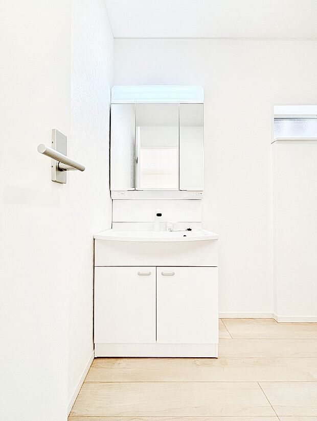 三面鏡キャビネット・シャワー付き洗面化粧台で忙しい朝の身支度もスムーズに!