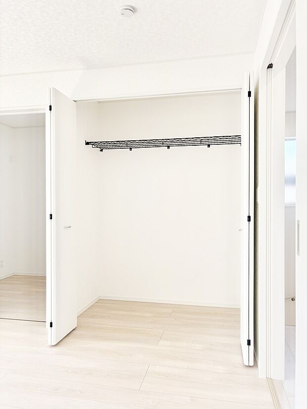 毎日着る衣類や荷物などの収納に便利なクローゼット付きです。