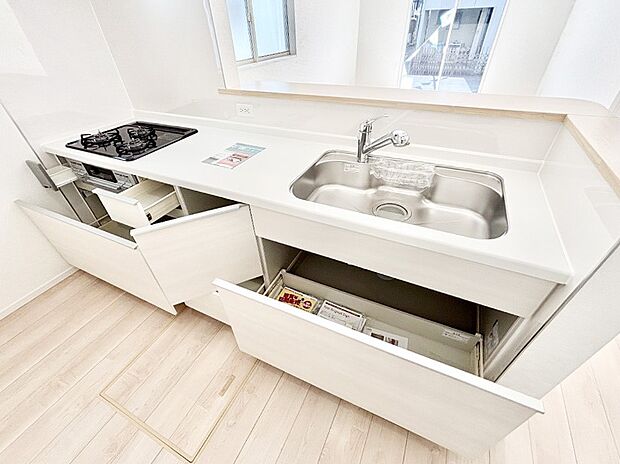 収納スペースもたっぷり!広々とした作業スペースで家事もラクラク!