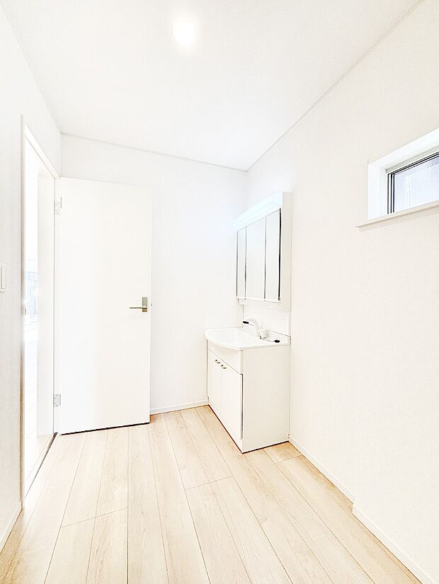 忙しいご家庭に嬉しい家事ラク動線。キッチンに隣接した洗面室でお洗濯もスムーズに!