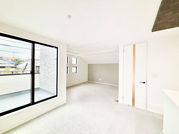 明るい2階リビング!外からの視線をシャットアウトして家族のプライバシーを守ります