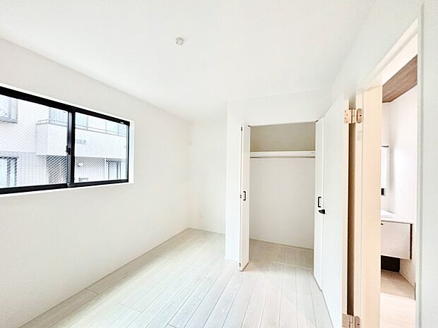 やさしい光がさしこむ居室はしっかり収納付き