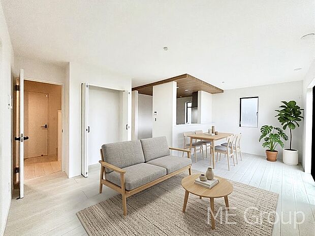 ご家族の賑やかな話し声で包まれる明るいリビング ※家具はCGです