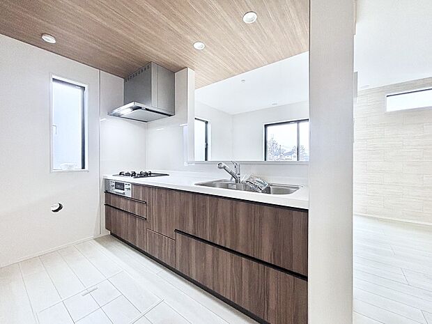 ポップアップ天井が素敵なキッチン!窓があるので採光もとれ換気にも役立ちます。