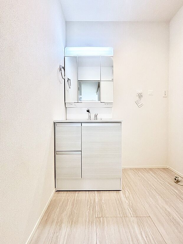 大きく見やすい三面鏡で清潔感ある洗面台は、身だしなみチェックや肌のお手入れにおすすめです。