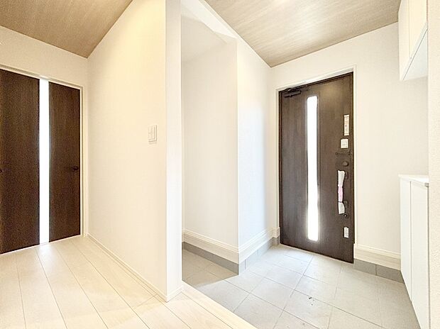 明るい玄関はお客様をお出迎えするのにぴったりです!