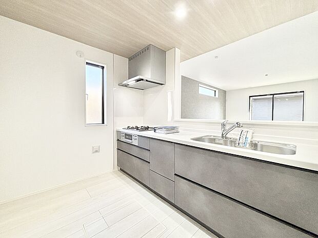 爽やかな風が通り抜けるキッチン。窓があるので明るく換気にも役立ちます。