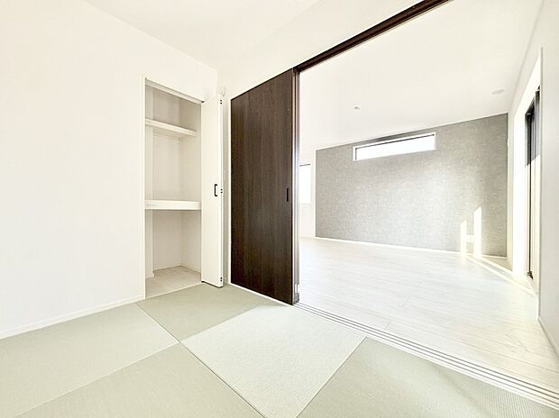 リビングと隣り合っている和室。ほっと一息できる和の空間も忘れずに。