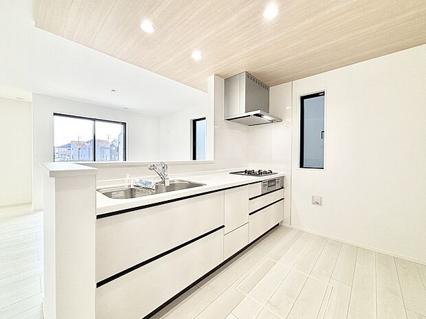 爽やかな風が通り抜けるキッチン。窓があるので明るく換気にも役立ちます。