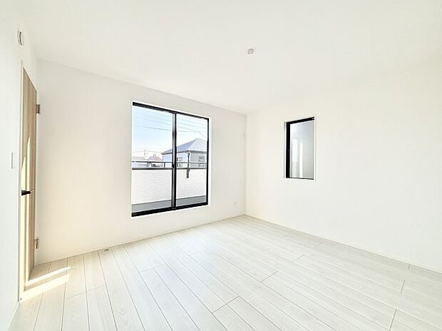 窓からのやさしい光が心地よいプライベートルーム