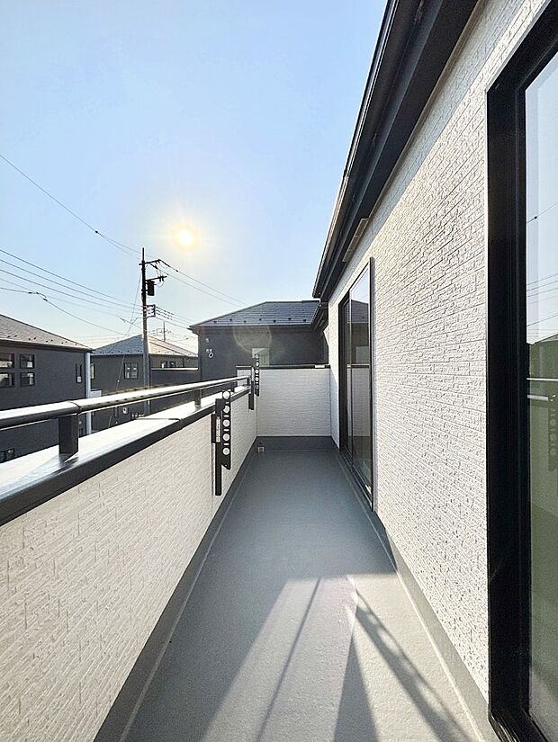 ゆったりバルコニーだから沢山お洗濯ものを干せます。