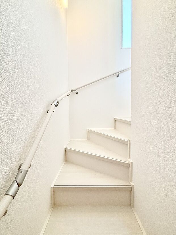 安全性を考慮し階段には手すりを設置しています