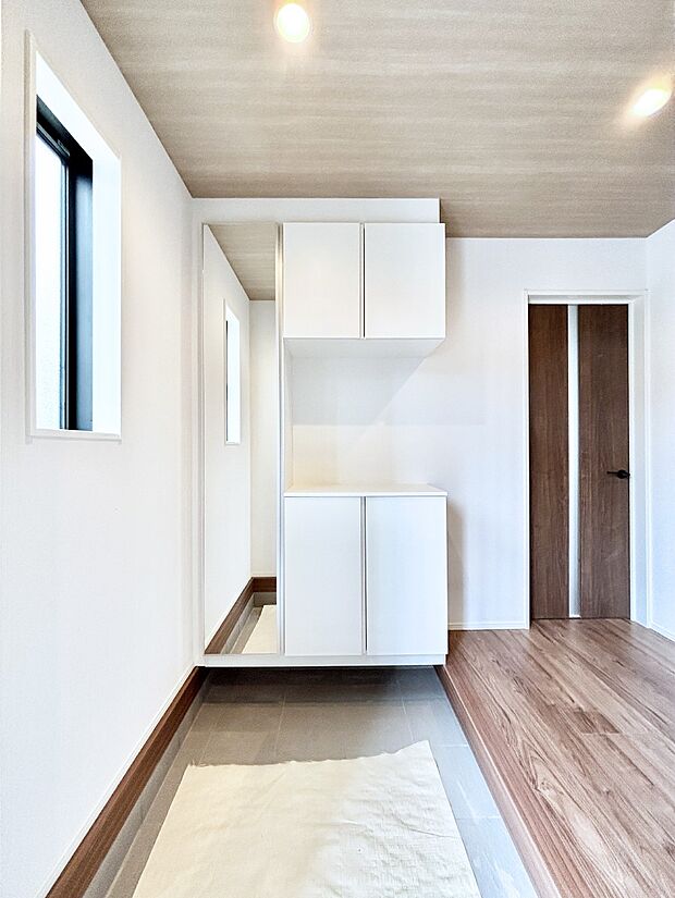 ミラー付きシューズボックスはお出かけ前の身だしなみチェックに便利