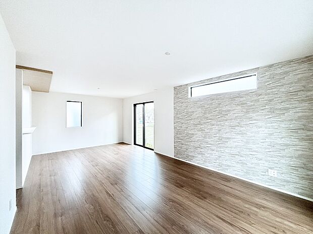 明るいリビング。アクセントクロスが空間に彩りをもたらしてくれます