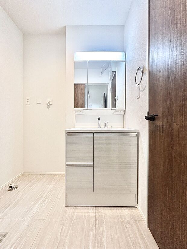 大きく見やすい三面鏡で清潔感ある洗面台は、身だしなみチェックや肌のお手入れにおすすめです。