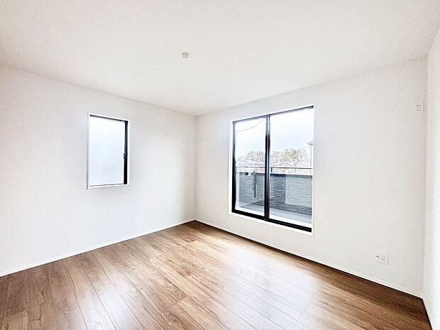 明るいバルコニーサイドに洋室を設置。目覚めの良い寝室に。