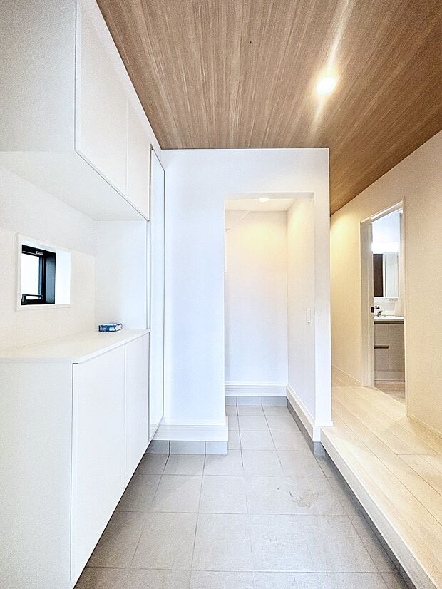 シューズインクローク付きの玄関。家族全員の靴や雨具などすっきり収納できます。