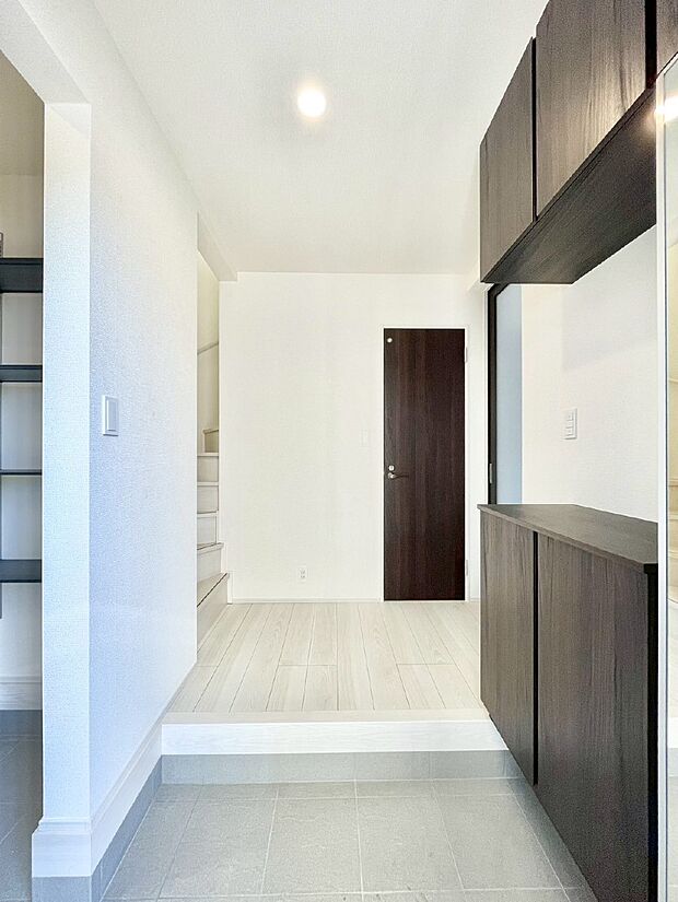 階段は手すり付きなので小さなお子さまやご高齢の方も安心です