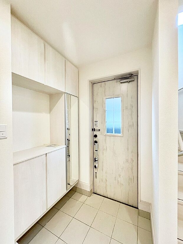 飾り棚を利用して、お越しいただくお客様をおもてなしできます。