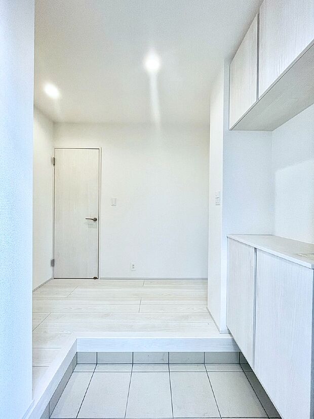 飾り棚を利用して、お越しいただくお客様をおもてなしできます。