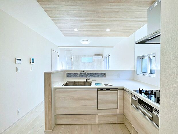 リビングを見渡せる人気のカウンターキッチン。 家族を見守りながら家事をすることができます。