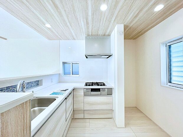 L字型だと料理するスペースも広々と使えます。コンパクトに動けてお料理ラクラク。    