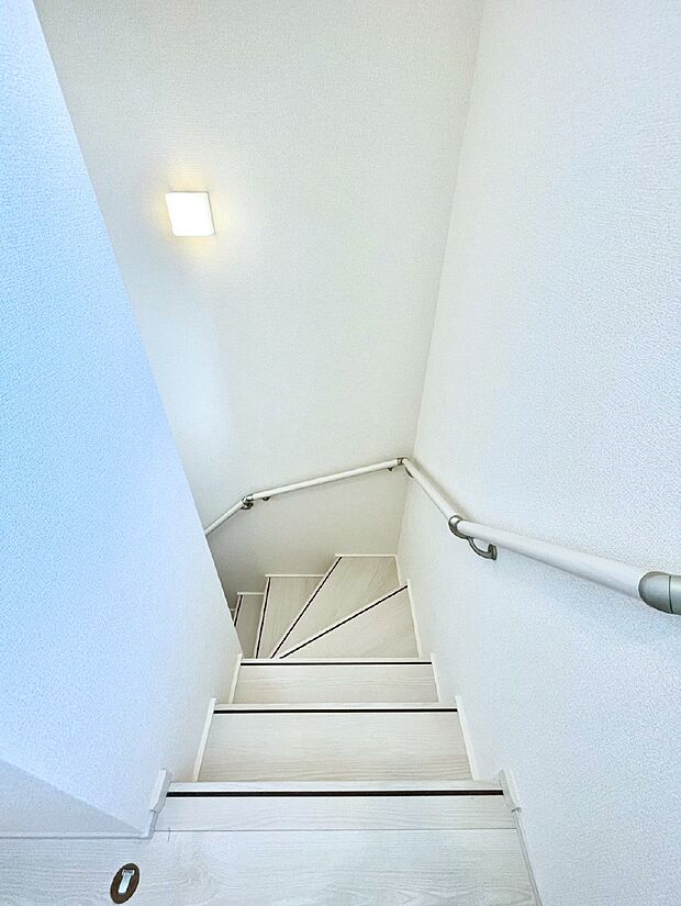 安全性を考慮し階段には手すりを設置しています