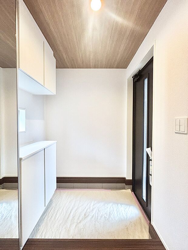 ミラー付きシューズボックスはお出かけ前の身だしなみチェックに便利