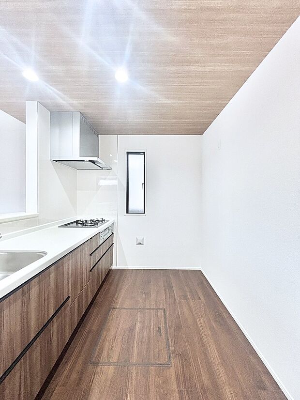 ポップアップ天井が素敵なキッチン!窓があるので採光もとれ換気にも役立ちます。