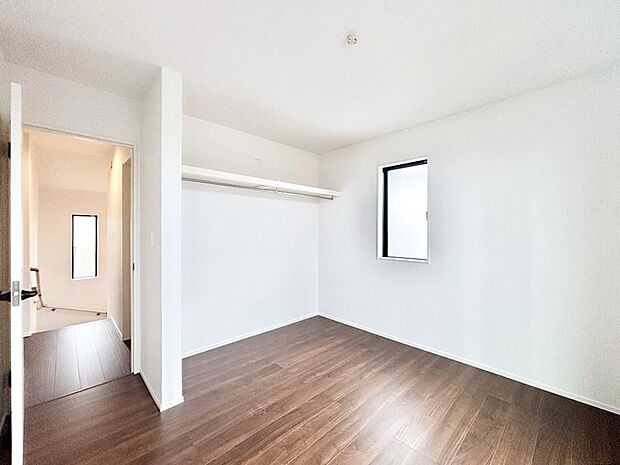 お子様も出し入れしやすいオープンクローゼットのある6.12帖の洋室。