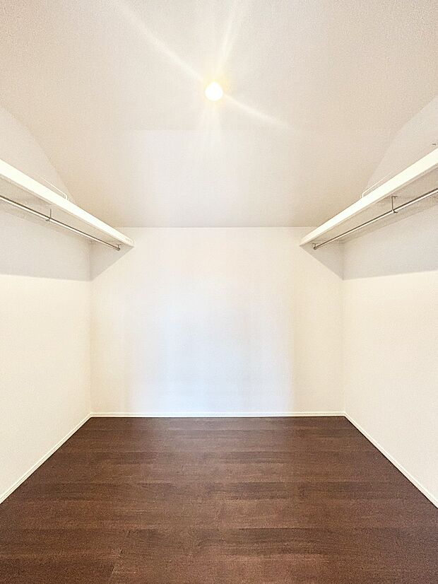 毎日の服選びが楽しくなるウォークインクローゼットが3ヵ所ついています!