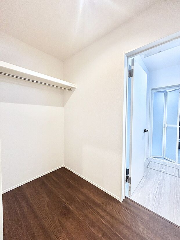 1階のウォークインクローゼットは玄関ホールと洗面所のどちらからも出入りできます。