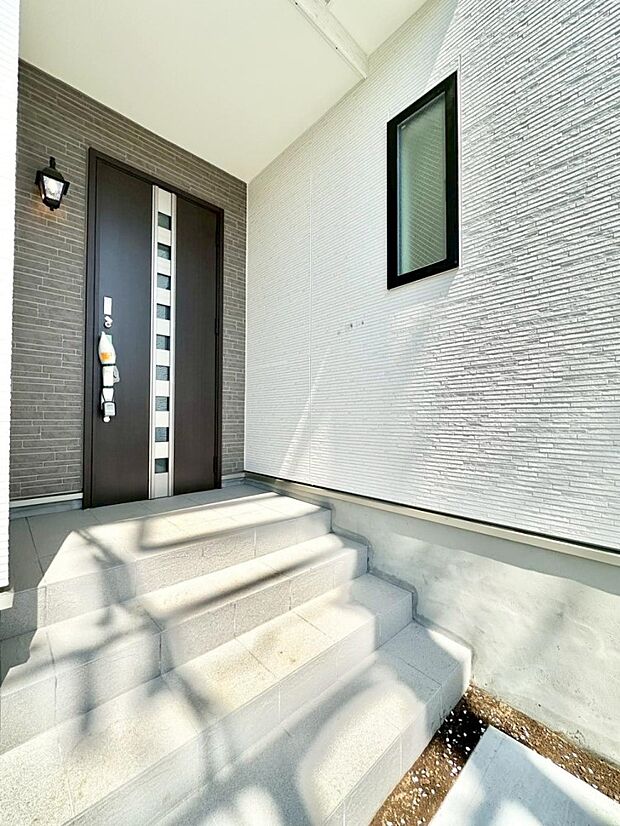 大切な家族、来客を出迎える玄関。