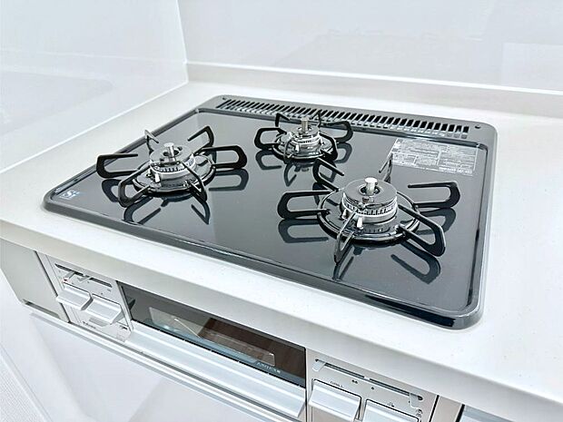 ガスコンロはＳｉセンサー搭載。火力調節や焦げ付き・消し忘れも防いでくれます。