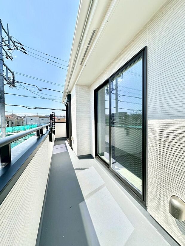 ゆったりバルコニーだから沢山お洗濯ものを干せます。
