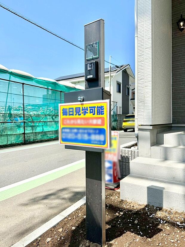 表札・インターホン・ポストをひとつに集約。エントランスになじむシンプルデザイン。