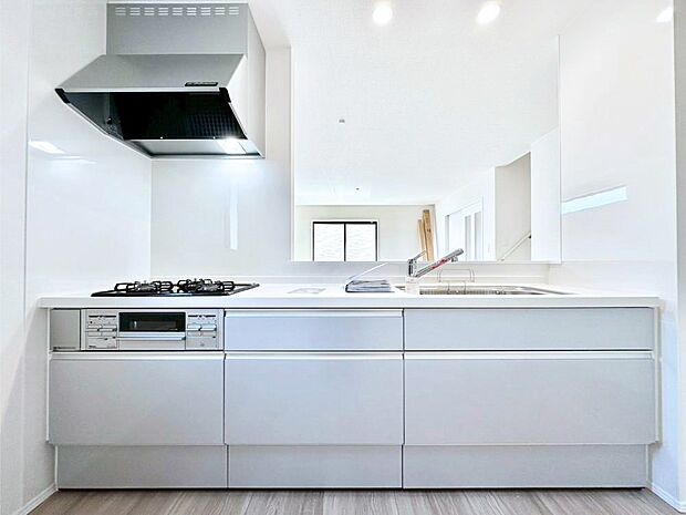 リビングを見渡せる人気のカウンターキッチン。 家族を見守りながら家事をすることができます。