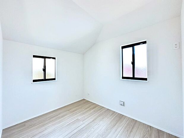 勾配天井を採用して開放感をプラス。2面採光で明るく風通しも良好です。