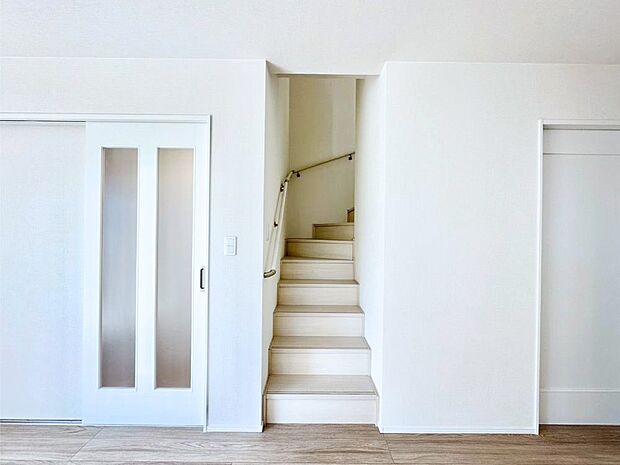 安全性を考慮し階段には手すりを設置しています