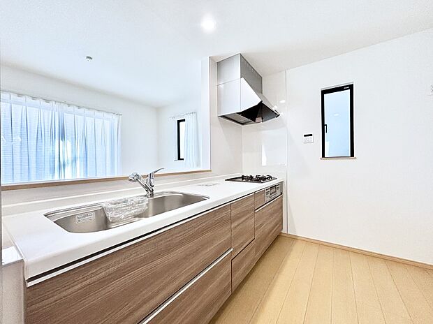 爽やかな風が通り抜けるキッチン。窓があるので明るく換気にも役立ちます。